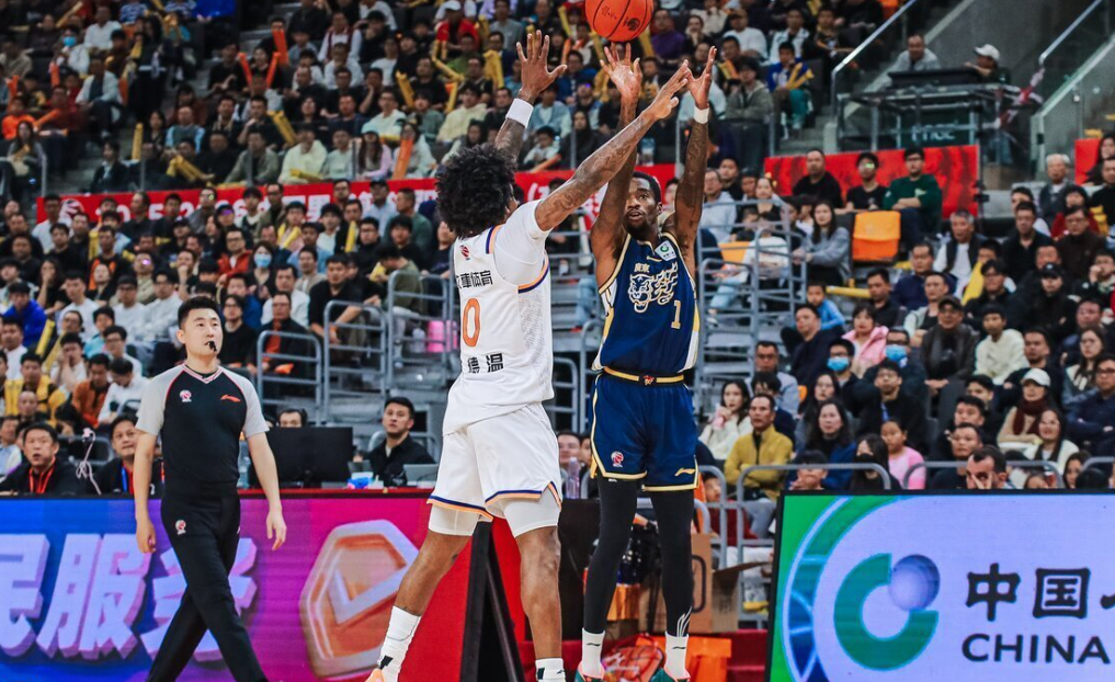 乐鱼网站-看了阿旺奎因互相甩锅拒投三分的名场面,才知道广东队架构有多糟